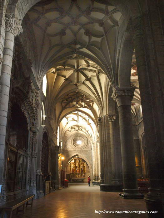 NAVE SUR HACIA LOS PIES DEL TEMPLO